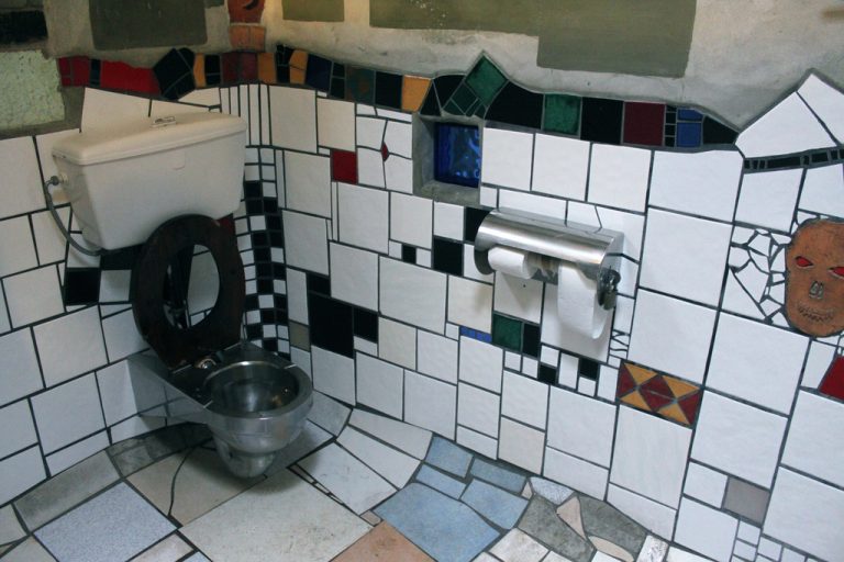 New Zealand: Hundertwasser Toilets in Kawakawa