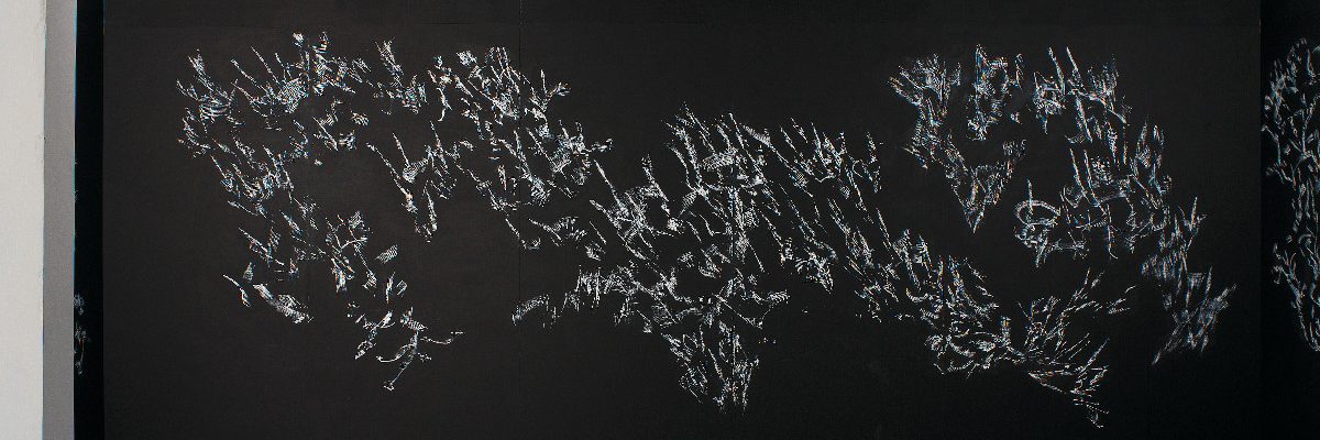 מלאכי - לבן על שחור תצוגת הצבה 2